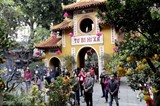 Des visiteurs affluent à la pagode Quan Su le 14 février à Hanoï. Photo : VNA/CVN