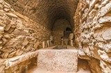 L'intérieur du caveau d'Iry, l'une des cinq tombes pharaoniques dévoilées à Saqqara, le 19 mars 2022 en Égypte. Photo : AFP/VNA/CVN<br />
