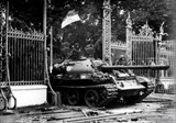 Un char entre dans le Palais de l'Indépendance, à midi le 30 avril 1975. Photo : VNA/CVN<br />
<br />
