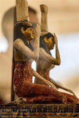 Des statuettes antiques découvertes dans une cache dans la nécropole de Saqqara au sud du Caire, le 30 mai 2022. Photo : AFP/VNA/CVN