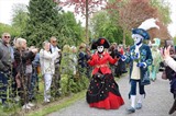 Le carnaval de Venise et ses mystérieux costumés s'installent dans les somptueux jardins d'Annevoie en Belgique. Photo : Huong Giang/VNA/CVN