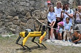 Spot, un robot quadrupède développé par Boston Robotics, au parc archéologique de Pompéi, en Italie. Photo : AFP/VNA/CVN