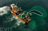 Un bateau de pêche aux couleurs vives a largué son grand filet dans la mer à An Hai, province de Phu Yên, au Centre. Photo : VNA/CVN<br />

